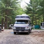 Bien installé, de niveau, beaucoup de place et même le wi-fi dans le grand camping Wild Acres, à Old Orchard